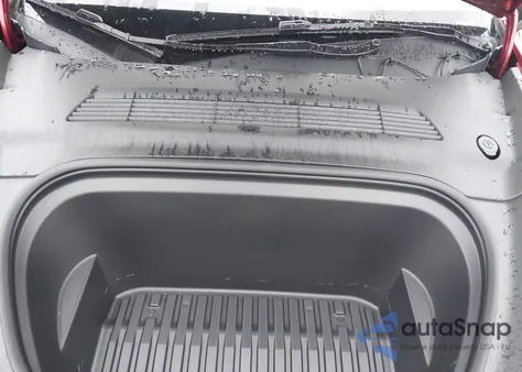 2024 Tesla Model Y Long Range Dual Motor All-Wheel Drive z USA, uszkodzony, nr VIN 7SAYGDEE1RF988367